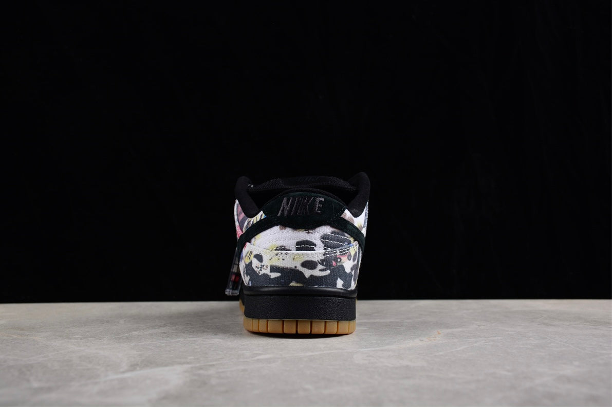 Nike SB Dunk Low
Supreme Rammellzee