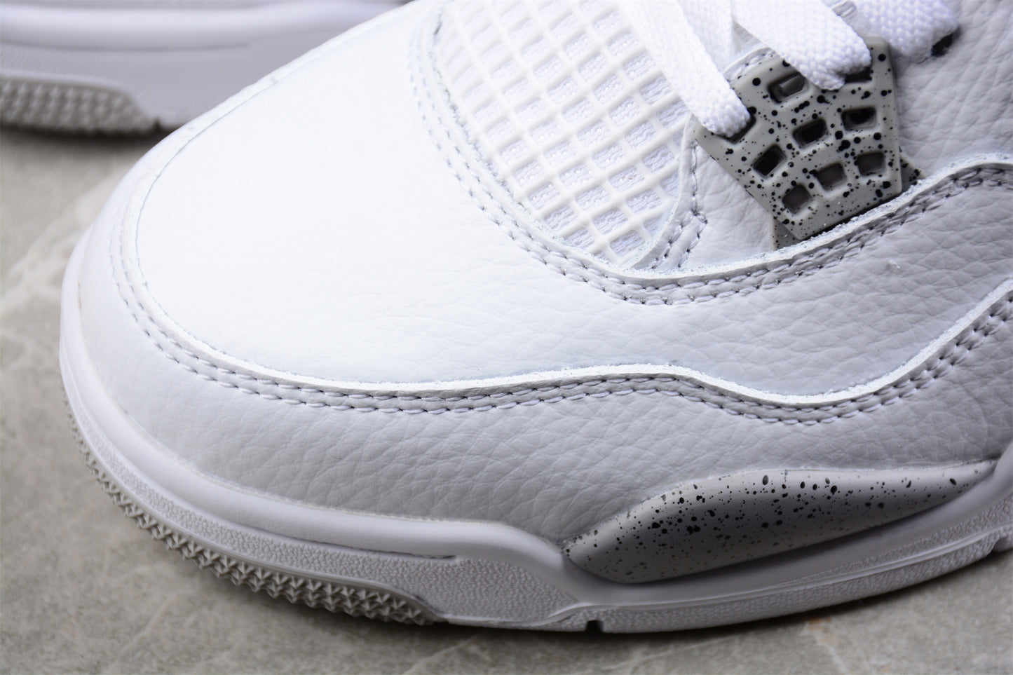 Jordan 4 Retro
White Oreo