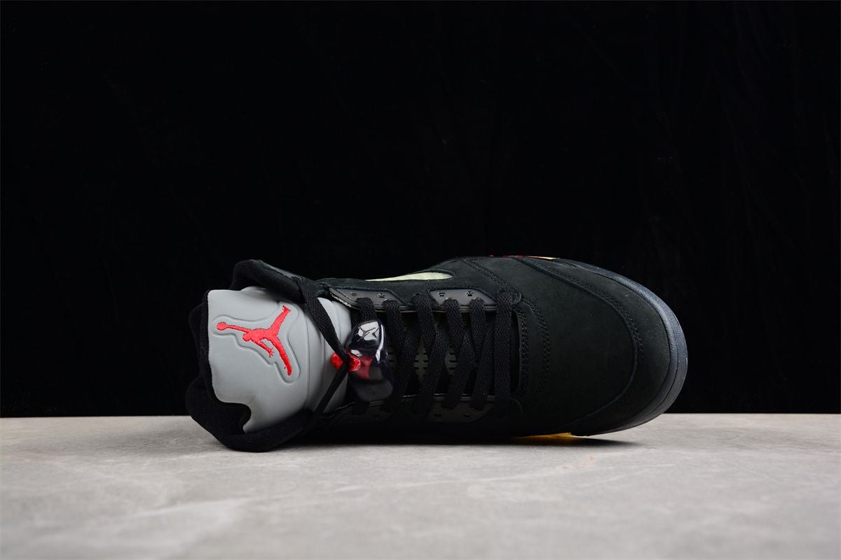 Jordan 5 Retro
Gore-Tex Off Noir