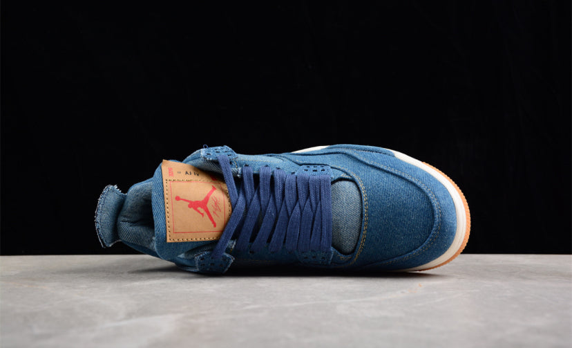 Jordan 4 Retro
Levi's Denim