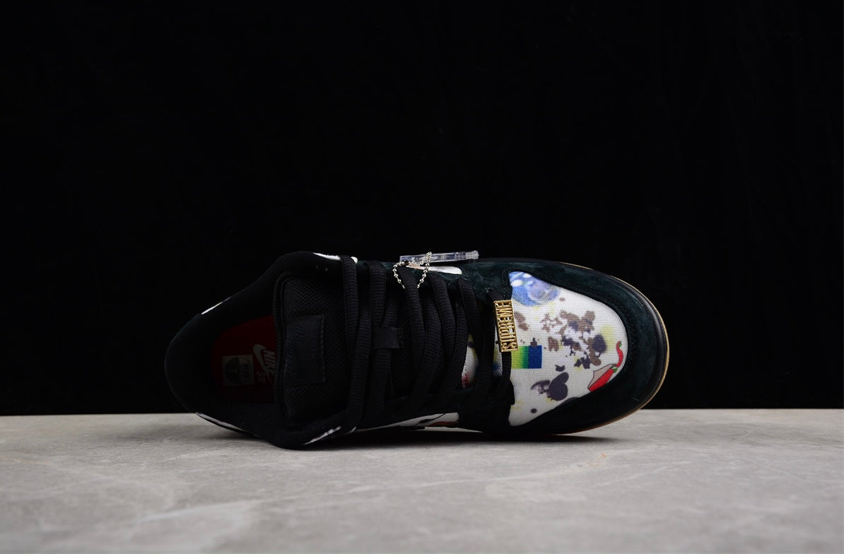 Nike SB Dunk Low
Supreme Rammellzee