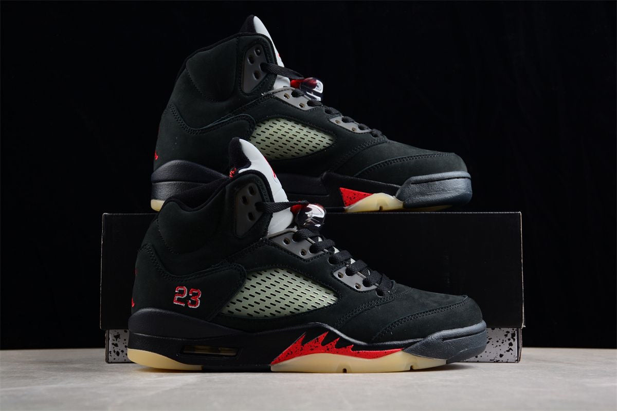 Jordan 5 Retro
Gore-Tex Off Noir