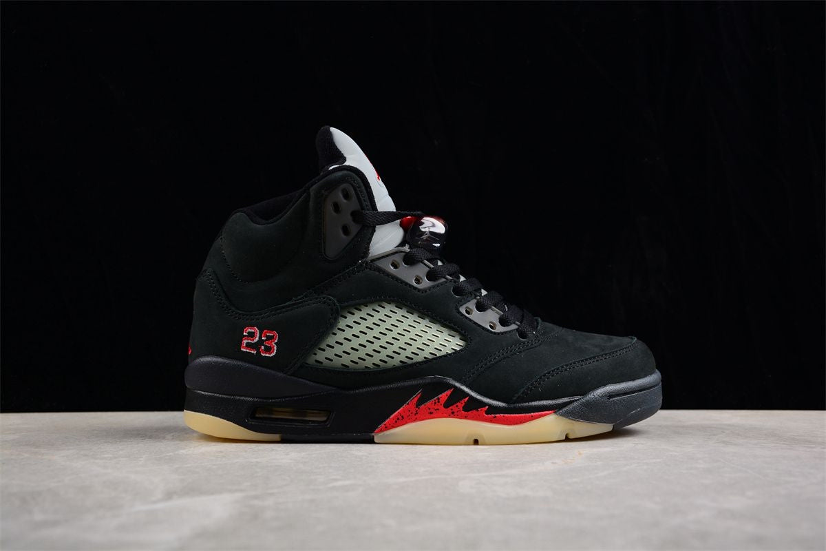 Jordan 5 Retro
Gore-Tex Off Noir