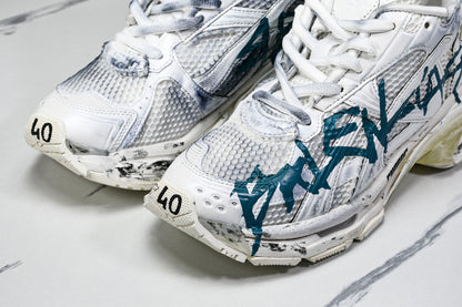 Balenciaga
Runner Graffiti (W&B)