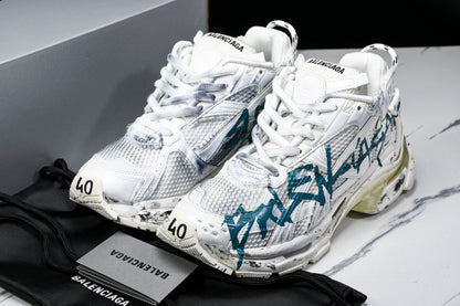 Balenciaga
Runner Graffiti (W&B)