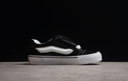 Vans Knu Skool
Black White