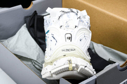 Balenciaga
Runner Graffiti (W&B)