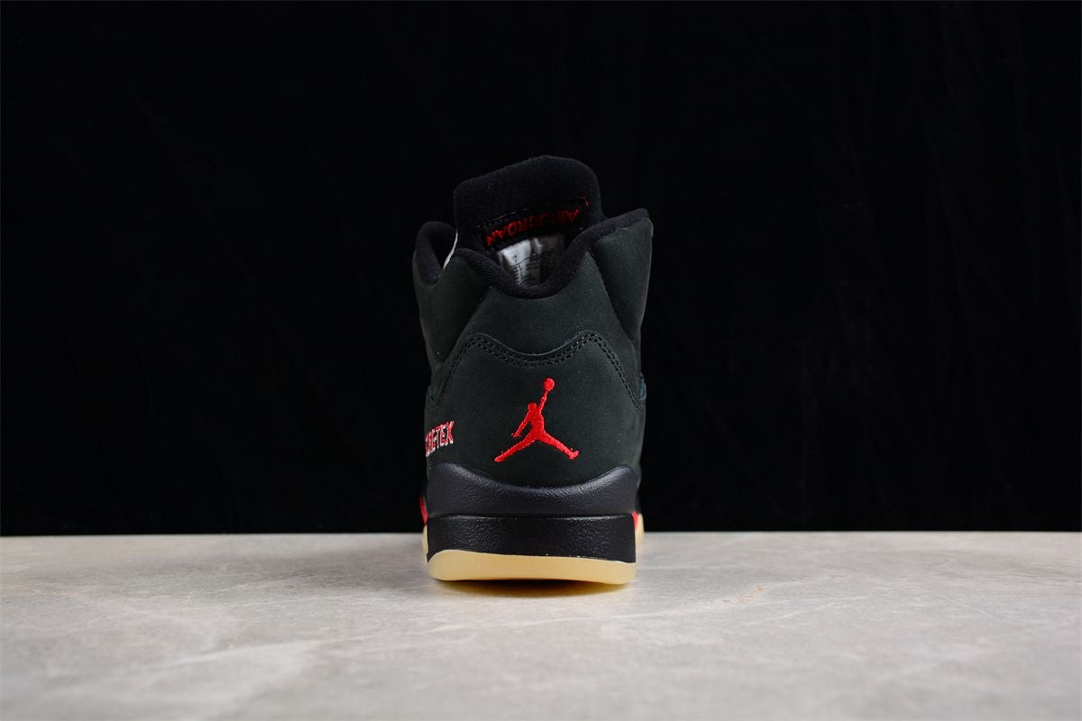 Jordan 5 Retro
Gore-Tex Off Noir