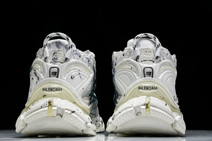 Balenciaga
Runner Graffiti (W&B)