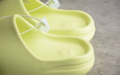 adidas Yeezy Slide
Glow Green