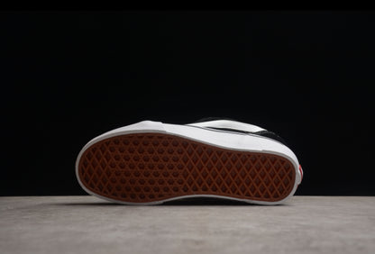 Vans Knu Skool
Black White