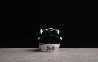 Vans Knu Skool
Black White