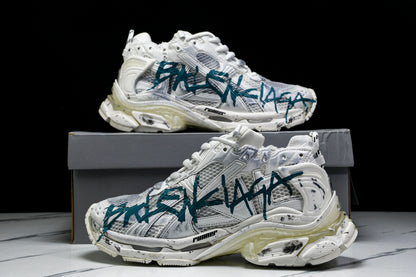 Balenciaga
Runner Graffiti (W&B)